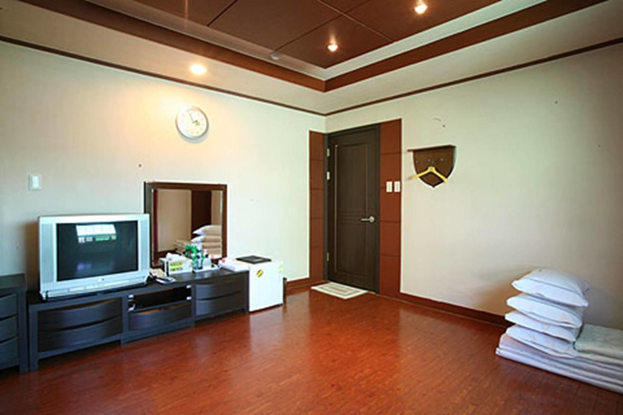Am Ort Hotel Yeosu Exteriör bild